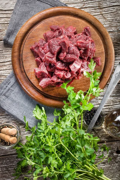 Guisado Carne Preparada Uma Tábua Corte Foco Seletivo — Fotografia de Stock