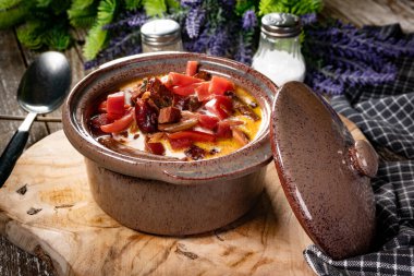 Pancar çorbası - geleneksel Ukrayna mutfağı.