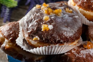 Tahta bir masada geleneksel tatlı çörek..