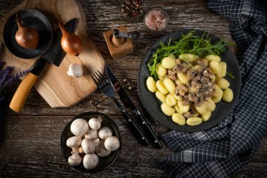 Mantar soslu ev yapımı gnocchi ve roka..