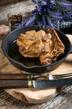 Demir bir tavada pişmiş pirzola..