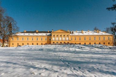 KOSZECIN, POLAND - 17. yüzyılın ilk yarısında inşa edilen Saray, 1953 yılından beri Stanislaw Hadyna 'nın 