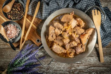 Tavada soğanlı domuz budu..