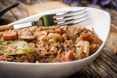 Bigos. Etli lahana turşusu, kurutulmuş mantar ve sosis. Geleneksel Polonya mutfağı..