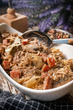 Bigos. Etli lahana turşusu, kurutulmuş mantar ve sosis. Geleneksel Polonya mutfağı..