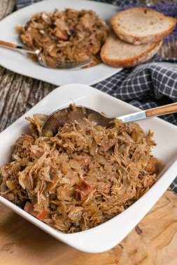 Bigos. Etli lahana turşusu, kurutulmuş mantar ve sosis. Geleneksel Polonya mutfağı..