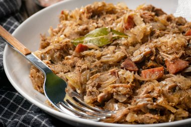 Bigos. Etli lahana turşusu, kurutulmuş mantar ve sosis. Geleneksel Polonya mutfağı..