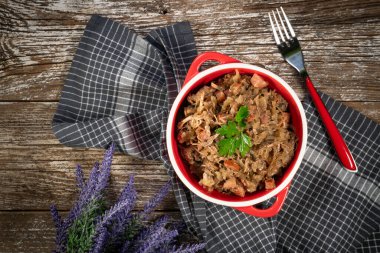 Bigos. Etli lahana turşusu, kurutulmuş mantar ve sosis. Geleneksel Polonya mutfağı..