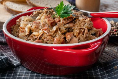 Bigos. Etli lahana turşusu, kurutulmuş mantar ve sosis. Geleneksel Polonya mutfağı..