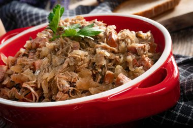 Bigos. Etli lahana turşusu, kurutulmuş mantar ve sosis. Geleneksel Polonya mutfağı..