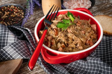 Bigos. Etli lahana turşusu, kurutulmuş mantar ve sosis. Geleneksel Polonya mutfağı..