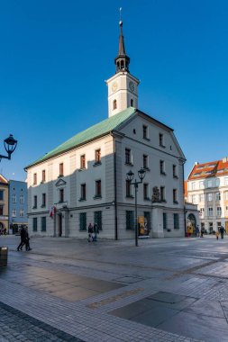 GLIWICE, POLAND - 21 Şubat 2021 Pazar meydanındaki belediye binası.