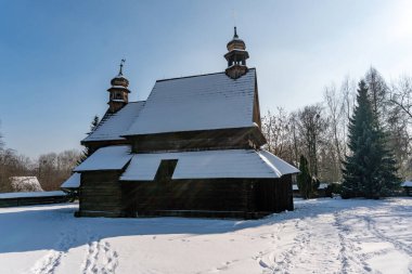 CHORZOW, POLAND - 15 Şubat 2021: Chorzow 'daki Yukarı Silezya Etnografi Parkı. Nieboczow 'dan ahşap kilise.