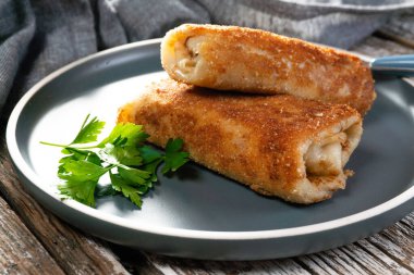 Siyah tabakta mantarlı ve lahana turşulu kroketler..