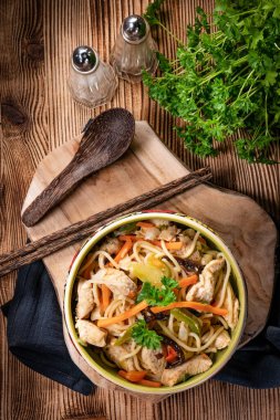 Tavuk ve sebzeli kızarmış erişte. Tavuk chow mein.