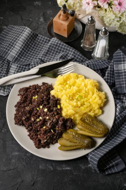 Kızarmış puding, patates püresi ve salatalık turşusu..