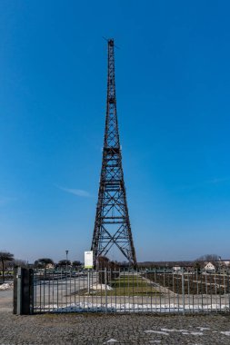 GLIWICE, POLAND - 21 Şubat 2021: Polonya 'daki İkinci Dünya Savaşı' nın sembollerinden biri olan eski ahşap radyo kulesi. 