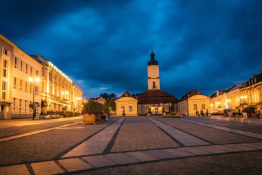BIALYSTOK, POLAND - 31 Temmuz 2019: Kosciusko Meydanı ile Bialystok Belediyesi, Polonya. 