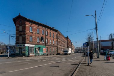 KATOWICE, POLAND - Mart 03, 2021: Gliwicka Caddesi 'ndeki evler ve konutlar.
