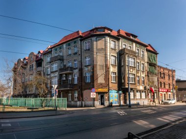 KATOWICE, POLAND - Mart 03, 2021: Gliwicka Caddesi 'ndeki evler ve konutlar.