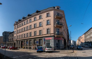 KATOWICE, POLAND - Mart 03, 2021: Gliwicka Caddesi 'ndeki evler ve konutlar.