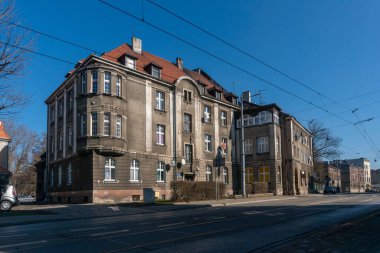 KATOWICE, POLAND - Mart 03, 2021: Gliwicka Caddesi 'ndeki evler ve konutlar.