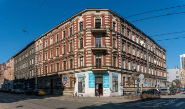 KATOWICE, POLAND - Mart 03, 2021: Gliwicka Caddesi 'ndeki evler ve konutlar.