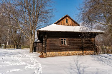 CHORZOW, POLAND - 15 Şubat 2021: Chorzow 'daki Yukarı Silezya Etnografi Parkı. Köy yöneticisi..