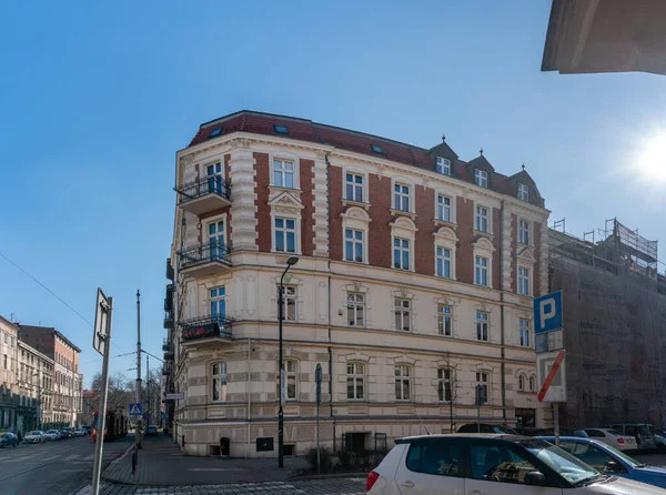 KATOWICE, POLAND - Mart 03, 2021: Gliwicka Caddesi 'ndeki evler ve konutlar.