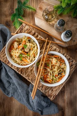 Tavuk ve sebzeli kızarmış erişte. Tavuk chow mein.