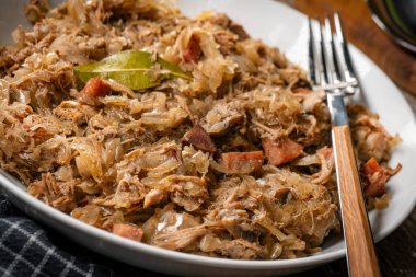 Bigos. Etli lahana turşusu, kurutulmuş mantar ve sosis. Geleneksel Polonya mutfağı..