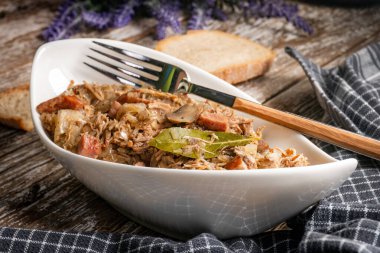 Bigos. Etli lahana turşusu, kurutulmuş mantar ve sosis. Geleneksel Polonya mutfağı..