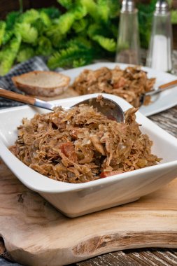 Bigos. Etli lahana turşusu, kurutulmuş mantar ve sosis. Geleneksel Polonya mutfağı..