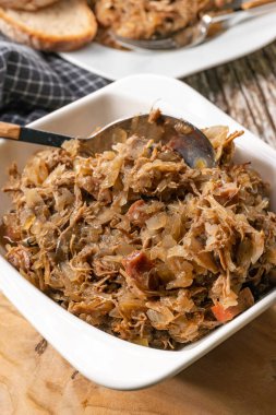 Bigos. Etli lahana turşusu, kurutulmuş mantar ve sosis. Geleneksel Polonya mutfağı..