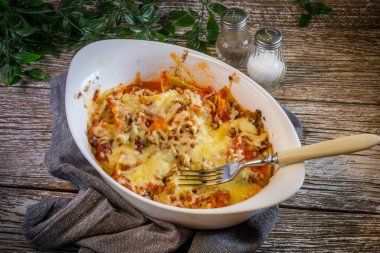 Biftek ve peynirli makarna güveci.