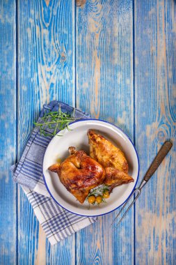 Tavuklar tabakta pişiyor. Üst görünüm.