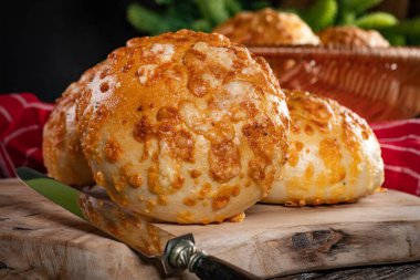 Tahtada peynir ve taze kahvaltı dürümleri..