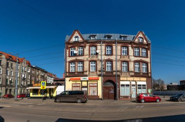 KATOWICE, POLAND - Mart 03, 2021: Gliwicka Caddesi 'ndeki evler ve konutlar.