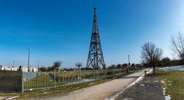GLIWICE, POLAND - 21 Şubat 2021: Polonya 'daki İkinci Dünya Savaşı' nın sembollerinden biri olan eski ahşap radyo kulesi. 