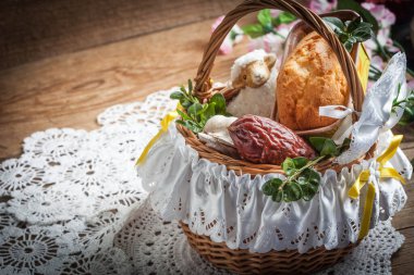 Geleneksel Paskalya sepeti ve ahşap masa..