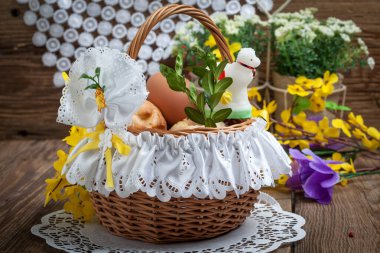Geleneksel Paskalya sepeti ve ahşap masa..