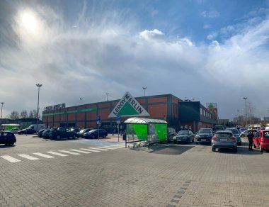 KATOWICE, POLAND - 22 Mart 2021: Katowice 'deki Leroy Merlin DIY mağazası.