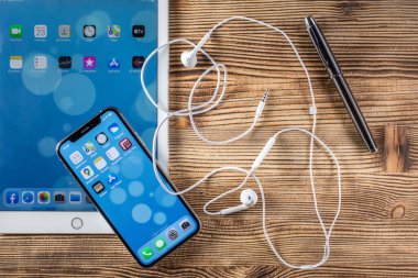 KATOWICE, POLAND - 23 Şubat 2020: Ipad Air 2 ve Ipone XS ahşap arka planda.