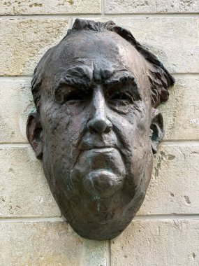 KATOWICE, POLAND - 13 Mayıs 2021 Eski Silezya Voivode Jerzy Zietek 'in Silezya Parkı yönetiminin binasına yerleştirildiğini gösteren yardım. 