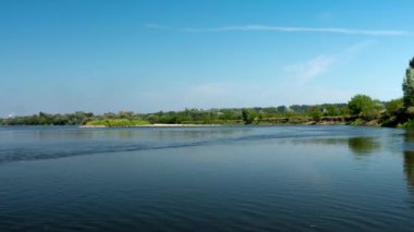 Vistula Nehri 'nde güneşli bir gün. Peyzaj zaman çizelgesi.