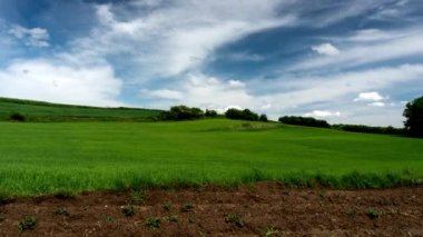 Mavi gökyüzü hareket ediyor. 4K Zaman Hızı.