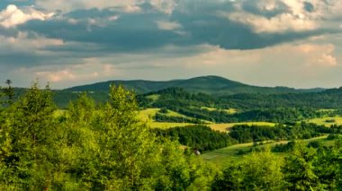 Zamanlaması: Güneşli bir günde Beskid Dağları manzarası.