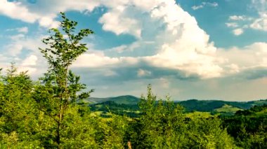 Zamanlaması: Güneşli bir günde Beskid Dağları manzarası.