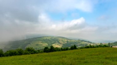 Beskid Dağlarının bulutlu tepeleri.