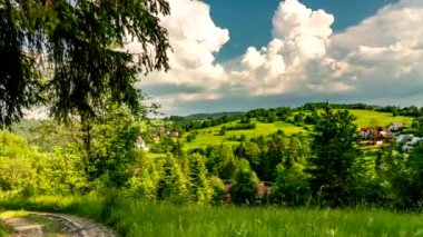 Zamanlaması: Güneşli bir günde Beskid Dağları manzarası.